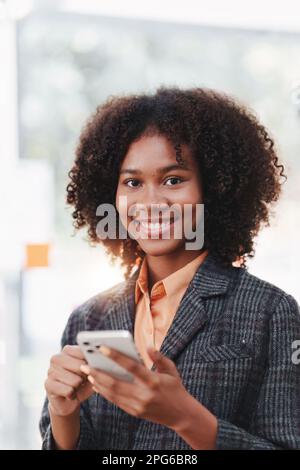 Beautiful American African Woman schließt KYC mit einem Online-Banking-Programm ab, um ein digitales Sparkonto zu eröffnen. Die Definition von Cyber Stockfoto