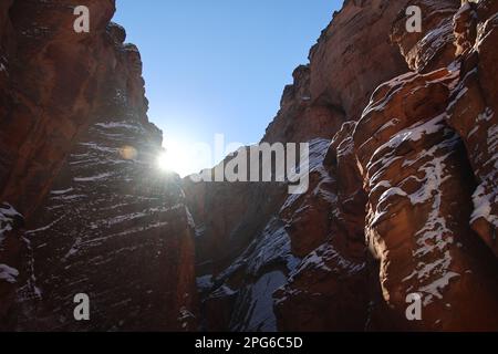 Antelope Canyon ist ein Slot Canyon in Arizona, USA, bekannt für seine engen Passagen, dramatischen Lichtbalken und glatten Sandsteinwände. Stockfoto