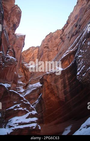 Antelope Canyon ist ein Slot Canyon in Arizona, USA, bekannt für seine engen Passagen, dramatischen Lichtbalken und glatten Sandsteinwände. Stockfoto