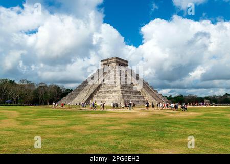 Kukulkan Pyramide mit Touristen, Chichen Itza, Yucatan, Mexiko. Stockfoto
