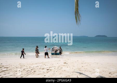 Eine Touristenfamilie beginnt eine private Tour mit einem lokalen Fischerboot in Long Beach, einen langen Weg entlang der Ostküste von Ko Changís zu diesem engen Strand, wirklich abseits von allem, keine touristischen Orte der Insel. Das tägliche Leben auf Koh Chang, einer der größten Inseln Thailands, während das Land Nachhaltigkeit mit der Rückkehr des Massentourismus, einem wesentlichen Bestandteil der wirtschaftlichen Entwicklung Thailands, in Einklang bringt. Stockfoto