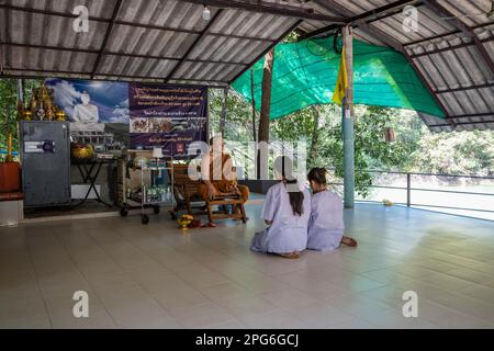 Koh Chang, Thailand. 14. März 2023. Morgendliches Ritual zwischen dem Hauptmönch und zwei jungen Gläubigen Thailändern im Tempel Wat Pa Rongtharn, in der Nähe des Fischerdorfes Salak Phet, in der südöstlichen Ecke von Koh Chang. Das tägliche Leben auf Koh Chang, einer der größten Inseln Thailands, während das Land Nachhaltigkeit mit der Rückkehr des Massentourismus, einem wesentlichen Bestandteil der wirtschaftlichen Entwicklung Thailands, in Einklang bringt. (Foto: Nathalie Jamois/SOPA Images/Sipa USA) Guthaben: SIPA USA/Alamy Live News Stockfoto