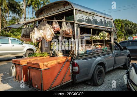 Koh Chang, Thailand. 14. März 2023. Trotz des Massentourismus in Koh Chang und der Einrichtung vieler Supermärkte wie Tesco Lotus und Makro ist der Lkw, der Gemüse verkauft, immer noch die bequemste und beliebteste Möglichkeit für die abgelegensten Dörfer der Insel. Das tägliche Leben auf Koh Chang, einer der größten Inseln Thailands, während das Land Nachhaltigkeit mit der Rückkehr des Massentourismus, einem wesentlichen Bestandteil der wirtschaftlichen Entwicklung Thailands, in Einklang bringt. (Foto: Nathalie Jamois/SOPA Images/Sipa USA) Guthaben: SIPA USA/Alamy Live News Stockfoto