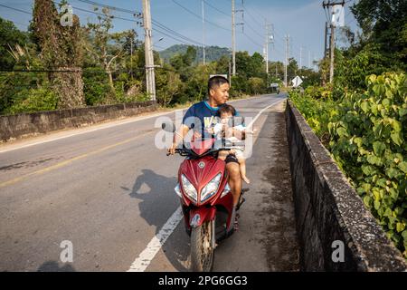 Koh Chang, Thailand. 14. März 2023. Ein Einheimischer mit einem kleinen Mädchen blickt über die Brücke über einen Fluss, der ausgetrocknet ist, da die Insel Koh Chang unter dem Klimawandel und Einschränkungen der verfügbaren Wasserversorgung leidet. Das tägliche Leben auf Koh Chang, einer der größten Inseln Thailands, während das Land Nachhaltigkeit mit der Rückkehr des Massentourismus, einem wesentlichen Bestandteil der wirtschaftlichen Entwicklung Thailands, in Einklang bringt. (Foto: Nathalie Jamois/SOPA Images/Sipa USA) Guthaben: SIPA USA/Alamy Live News Stockfoto