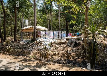 Koh Chang, Thailand. 14. März 2023. Ein thailändisches Wohnhaus auf der Insel Koh Chang, ein beliebtes Reiseziel für Massentourismus, wo die Bevölkerung Schwierigkeiten hat, von der Gemeinde Infrastruktur für das Recycling von Plastik zu erhalten, die in Thailand immer noch in großen Mengen verwendet wird. Das tägliche Leben auf Koh Chang, einer der größten Inseln Thailands, während das Land Nachhaltigkeit mit der Rückkehr des Massentourismus, einem wesentlichen Bestandteil der wirtschaftlichen Entwicklung Thailands, in Einklang bringt. (Foto: Nathalie Jamois/SOPA Images/Sipa USA) Guthaben: SIPA USA/Alamy Live News Stockfoto