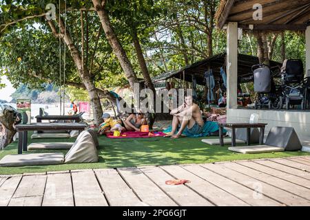 Koh Chang, Thailand. 16. März 2023. Lonely Beach liegt im Süden der Insel Koh Chang und ist ein Reiseziel für Rucksacktouristen und Flashpacker, das auch junge Familien von Reisenden anzieht, mit seinem wunderschönen langen Strand umgeben von schattenreichen Bäumen und leicht eine Reihe von billigen Unterkünften und Restaurants zu finden. Das tägliche Leben auf Koh Chang, einer der größten Inseln Thailands, während das Land Nachhaltigkeit mit der Rückkehr des Massentourismus, einem wesentlichen Bestandteil der wirtschaftlichen Entwicklung Thailands, in Einklang bringt. (Foto: Nathalie Jamois/SOPA Images/Sipa USA) Guthaben: SIPA USA/Alamy Live News Stockfoto