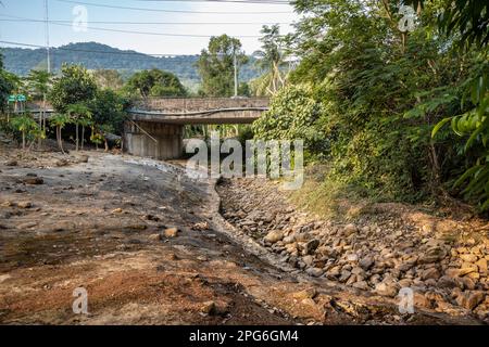 Koh Chang, Thailand. 14. März 2023. Ein trockener Fluss im Dorf Dan Mai an der Ostküste der beliebten Insel Koh Chang resultiert aus einer der Auswirkungen des Klimawandels auf die Wasserressourcen, die die Tourismusbranche beeinflussen. Das tägliche Leben auf Koh Chang, einer der größten Inseln Thailands, während das Land Nachhaltigkeit mit der Rückkehr des Massentourismus, einem wesentlichen Bestandteil der wirtschaftlichen Entwicklung Thailands, in Einklang bringt. (Foto: Nathalie Jamois/SOPA Images/Sipa USA) Guthaben: SIPA USA/Alamy Live News Stockfoto