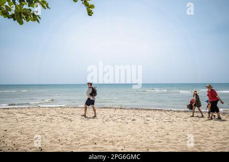 Koh Chang, Thailand. 16. März 2023. Eine westliche Touristenfamilie läuft am Strand Lonely Beach entlang, südlich von Koh Chang, weit unten an der Südwestküste, auf und über einem Berg, ein ruhiges Dorf, aber wenn die Sonne untergeht, gehen Musik und Lichter an. Das tägliche Leben auf Koh Chang, einer der größten Inseln Thailands, während das Land Nachhaltigkeit mit der Rückkehr des Massentourismus, einem wesentlichen Bestandteil der wirtschaftlichen Entwicklung Thailands, in Einklang bringt. (Foto: Nathalie Jamois/SOPA Images/Sipa USA) Guthaben: SIPA USA/Alamy Live News Stockfoto