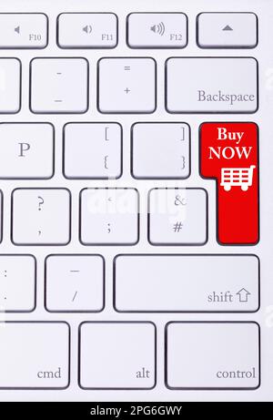 Rote Taste auf der Tastatur mit „Jetzt kaufen“-Wörtern und einem Warenkorb. E-Commerce und Online-Vertrieb Stockfoto