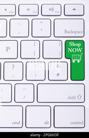 Kaufen Sie jetzt die grüne Taste auf der Aluminiumtastatur. Verkauf und Online-Shopping. Konsumerismus Stockfoto