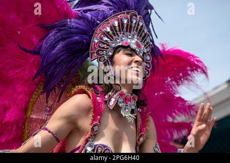 Long Beach, Usa. 18. März 2023. Ein Künstler der Mardi Gras-Parade tanzt entlang der Parade zu Live-Musik. In der Stadt Long Beach, Kalifornien, fand ein Mardi Gras statt, bei dem die Bürger aus aller Welt an der Parade teilnehmen konnten. Dazu gehörte auch ein kurzer Spaziergang durch die Innenstadt von Long Beach mit ihren Attraktionen. Die Veranstaltung umfasste Perlenwerfen, Livemusik, Tanz und jede Menge Lacher für jeden, der sich für die Teilnahme entschied. (Foto: Jon Putman/SOPA Images/Sipa USA) Guthaben: SIPA USA/Alamy Live News Stockfoto