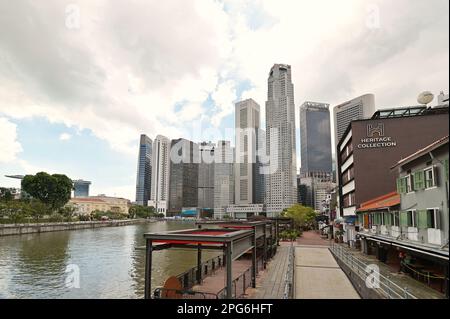 Restaurierte Shophouses und Restaurants entlang des Boat Quay, die zum Finanzviertel Raffles Place führen, mit dem Singapore River auf der linken Seite Stockfoto