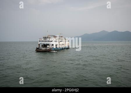 Koh Chang, Trat, Thailand. 13. März 2023. Die Fähre von der Insel Koh Chang ist auf dem Weg zum Festland, Richtung Ao Thammachat, im Bezirk Laem Ngop. Das tägliche Leben auf Koh Chang, einer der größten Inseln Thailands, während das Land Nachhaltigkeit mit der Rückkehr des Massentourismus, einem wesentlichen Bestandteil der wirtschaftlichen Entwicklung Thailands, in Einklang bringt. (Kreditbild: © Nathalie Jamois/SOPA Images via ZUMA Press Wire) NUR REDAKTIONELLE VERWENDUNG! Nicht für den kommerziellen GEBRAUCH! Stockfoto