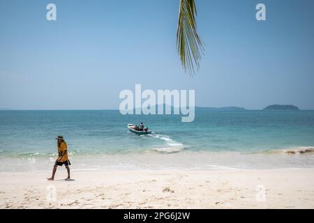 Koh Chang, Trat, Thailand. 14. März 2023. Eine Bootsfahrt, die von einer Familie einheimischer Fischer in Long Beach in der südöstlichen Ecke von Koh Chang organisiert wird, ist eine der abgelegensten Gegenden weit entfernt vom Massentourismus der Insel. Das tägliche Leben auf Koh Chang, einer der größten Inseln Thailands, während das Land Nachhaltigkeit mit der Rückkehr des Massentourismus, einem wesentlichen Bestandteil der wirtschaftlichen Entwicklung Thailands, in Einklang bringt. (Kreditbild: © Nathalie Jamois/SOPA Images via ZUMA Press Wire) NUR REDAKTIONELLE VERWENDUNG! Nicht für den kommerziellen GEBRAUCH! Stockfoto