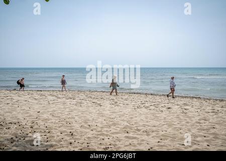 Koh Chang, Trat, Thailand. 16. März 2023. Lonely Beach, ein Dorf weit unten im Südwesten der Insel Koh Chang, ist ein unterhaltsamer und geschäftiger Ort zum Übernachten und zieht Budgetreisende und diejenigen an, die einfach nur Spaß haben wollen. Das tägliche Leben auf Koh Chang, einer der größten Inseln Thailands, während das Land Nachhaltigkeit mit der Rückkehr des Massentourismus, einem wesentlichen Bestandteil der wirtschaftlichen Entwicklung Thailands, in Einklang bringt. (Kreditbild: © Nathalie Jamois/SOPA Images via ZUMA Press Wire) NUR REDAKTIONELLE VERWENDUNG! Nicht für den kommerziellen GEBRAUCH! Stockfoto