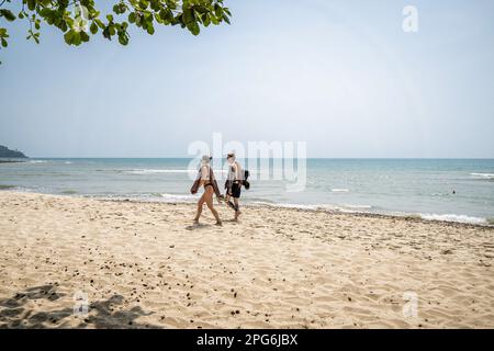 Koh Chang, Trat, Thailand. 16. März 2023. Ein Paar aus westlichen Reisenden am Lonely Beach, der Backpacker-Hochburg der Insel Koh Chang, wo Sie immer noch einfache Holzhütten finden, auch regelmäßige Partys am Strand. Das tägliche Leben auf Koh Chang, einer der größten Inseln Thailands, während das Land Nachhaltigkeit mit der Rückkehr des Massentourismus, einem wesentlichen Bestandteil der wirtschaftlichen Entwicklung Thailands, in Einklang bringt. (Kreditbild: © Nathalie Jamois/SOPA Images via ZUMA Press Wire) NUR REDAKTIONELLE VERWENDUNG! Nicht für den kommerziellen GEBRAUCH! Stockfoto