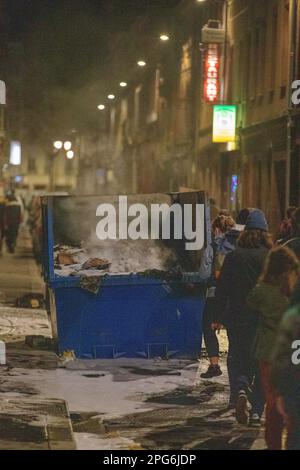 Toulouse, Frankreich. 20. März 2023. Einige Tage, nachdem die Regierung ohne Abstimmung eine Rentenreform durch das parlament gedrängt hat, gehen Demonstranten auf die Straße, indem sie Artikel 49, 3 der Verfassung in Toulouse, Südfrankreich, am 20. März 2023, anwandten. Die Regierung des französischen Premierministers überlebte am 20. März 2023 knapp den ersten - und riskanteren - von zwei Misstrauensanträgen über ihre Entscheidung, das parlament zu umgehen und eine umstrittene Rentenreform durchzusetzen. Foto: Arnaud Bertrand/ABACAPRESS.COM Kredit: Abaca Press/Alamy Live News Stockfoto