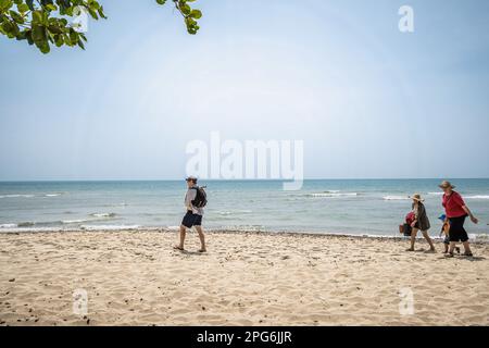 Koh Chang, Trat, Thailand. 16. März 2023. Eine westliche Touristenfamilie läuft am Strand Lonely Beach entlang, südlich von Koh Chang, weit unten an der Südwestküste, auf und über einem Berg, ein ruhiges Dorf, aber wenn die Sonne untergeht, gehen Musik und Lichter an. Das tägliche Leben auf Koh Chang, einer der größten Inseln Thailands, während das Land Nachhaltigkeit mit der Rückkehr des Massentourismus, einem wesentlichen Bestandteil der wirtschaftlichen Entwicklung Thailands, in Einklang bringt. (Kreditbild: © Nathalie Jamois/SOPA Images via ZUMA Press Wire) NUR REDAKTIONELLE VERWENDUNG! Nicht für den kommerziellen GEBRAUCH! Stockfoto