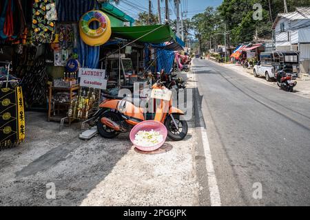 Koh Chang, Trat, Thailand. 16. März 2023. Ein lokaler Laden an der Hauptstraße im Dorf Lonely Beach, südlich von Koh Chang, versucht, sein Tourismusgeschäft zu diversifizieren, um Motorräder zu mieten und Benzin, Gemüse, Strandausrüstung und Kleidung zu verkaufen. Das tägliche Leben auf Koh Chang, einer der größten Inseln Thailands, während das Land Nachhaltigkeit mit der Rückkehr des Massentourismus, einem wesentlichen Bestandteil der wirtschaftlichen Entwicklung Thailands, in Einklang bringt. (Kreditbild: © Nathalie Jamois/SOPA Images via ZUMA Press Wire) NUR REDAKTIONELLE VERWENDUNG! Nicht für den kommerziellen GEBRAUCH! Stockfoto