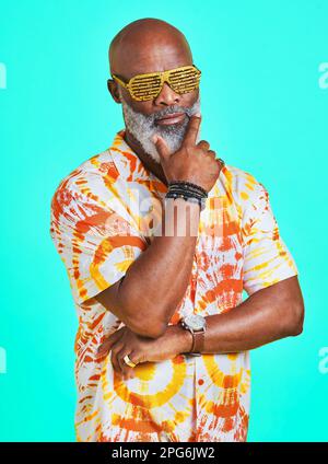 Nenn mich Grandaddy Cool. Porträt eines flippigen und stilvollen Seniorenmannes mit Sonnenbrille, der im Studio vor gelbem Hintergrund posiert. Stockfoto