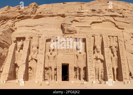 Statuen von Ramesses II. Und Nefertari im Tempel von Abu Simbel, Ägypten Stockfoto