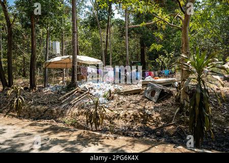 Koh Chang, Trat, Thailand. 14. März 2023. Ein thailändisches Wohnhaus auf der Insel Koh Chang, ein beliebtes Reiseziel für Massentourismus, wo die Bevölkerung Schwierigkeiten hat, von der Gemeinde Infrastruktur für das Recycling von Plastik zu erhalten, die in Thailand immer noch in großen Mengen verwendet wird. Das tägliche Leben auf Koh Chang, einer der größten Inseln Thailands, während das Land Nachhaltigkeit mit der Rückkehr des Massentourismus, einem wesentlichen Bestandteil der wirtschaftlichen Entwicklung Thailands, in Einklang bringt. (Kreditbild: © Nathalie Jamois/SOPA Images via ZUMA Press Wire) NUR REDAKTIONELLE VERWENDUNG! Nicht für den kommerziellen GEBRAUCH! Stockfoto