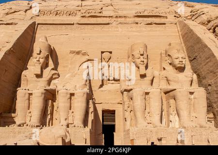 Vier Statuen von Ramesses II. Im Haupttempel von Abu Simbel, Ägypten Stockfoto