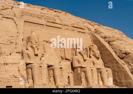 Vier Statuen von Ramesses II. Im Haupttempel von Abu Simbel, Ägypten Stockfoto