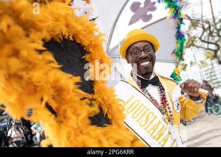 Long Beach, Kalifornien, USA. 18. März 2023. Ein Künstler der Mardi Gras-Parade übernimmt die Führung, während die Parade beginnt. In der Stadt Long Beach, Kalifornien, fand ein Mardi Gras statt, bei dem die Bürger aus aller Welt an der Parade teilnehmen konnten. Dazu gehörte auch ein kurzer Spaziergang durch die Innenstadt von Long Beach mit ihren Attraktionen. Die Veranstaltung umfasste Perlenwerfen, Livemusik, Tanz und jede Menge Lacher für jeden, der sich für die Teilnahme entschied. (Credit Image: © Jon Putman/SOPA Images via ZUMA Press Wire) NUR ZUR REDAKTIONELLEN VERWENDUNG! Nicht für den kommerziellen GEBRAUCH! Stockfoto