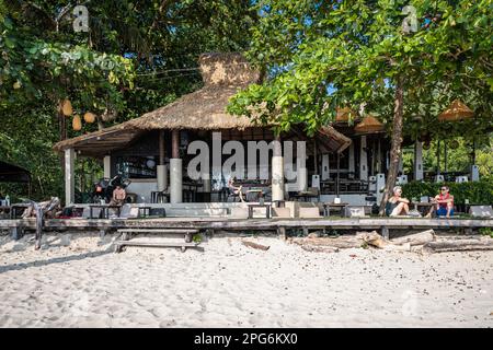 Koh Chang, Trat, Thailand. 16. März 2023. Ein Strandclub befindet sich am Lonely Beach, einem Dorf im Süden der Insel Koh Chang, mit seinem Rucksacktouristen-Ruf, billigen Unterkünften und Nachtleben. Das tägliche Leben auf Koh Chang, einer der größten Inseln Thailands, während das Land Nachhaltigkeit mit der Rückkehr des Massentourismus, einem wesentlichen Bestandteil der wirtschaftlichen Entwicklung Thailands, in Einklang bringt. (Kreditbild: © Nathalie Jamois/SOPA Images via ZUMA Press Wire) NUR REDAKTIONELLE VERWENDUNG! Nicht für den kommerziellen GEBRAUCH! Stockfoto