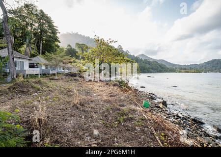 17. März 2023, Koh Chang, Trat, Thailand: Die Insel Koh Chang, ein beliebtes Reiseziel für Ausländer und Thailänder, befindet sich nur 300 km östlich von Bangkok und leidet unter dem Klimawandel, und die Einschränkungen der verfügbaren Wasserversorgung sind auch durch die steigende Nachfrage aus Tourismusaktivitäten konfrontiert. Das tägliche Leben auf Koh Chang, einer der größten Inseln Thailands, während das Land Nachhaltigkeit mit der Rückkehr des Massentourismus, einem wesentlichen Bestandteil der wirtschaftlichen Entwicklung Thailands, in Einklang bringt. (Kreditbild: © Nathalie Jamois/SOPA Images via ZUMA Press Wire) NUR REDAKTIONELLE VERWENDUNG! Nicht für kommerzielle USA Stockfoto