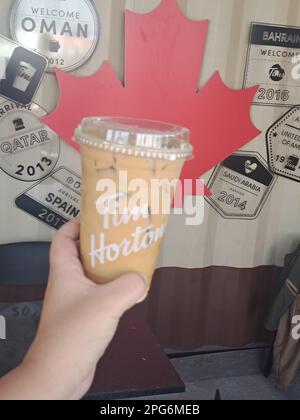 Queretaro, Mexiko - Februar 13 2023: Die kanadische Restaurantkette Tim Hortons eröffnete ihre erste Filiale in Quertaro, um das größte Fast Food zu werden Stockfoto