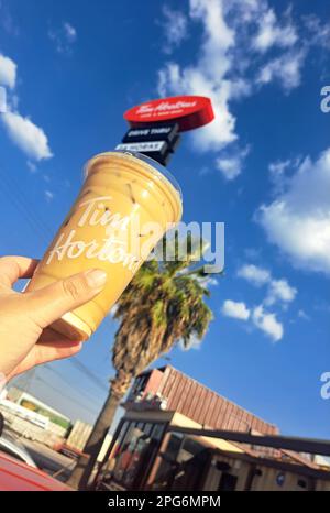 Queretaro, Mexiko - Februar 13 2023: Die kanadische Restaurantkette Tim Hortons eröffnete ihre erste Filiale in Quertaro, um das größte Fast Food zu werden Stockfoto