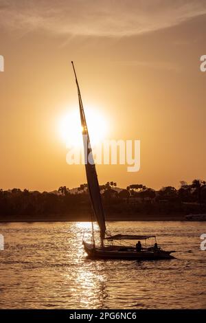 Felucca auf dem Nil bei Sonnenuntergang, Assuan, Ägypten Stockfoto