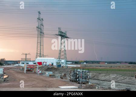 Gewitterzelle, Blitz über Baucontainern auf der Baustelle Südostlink im Umspannwerk Wolmirstedt, Sachsen-Anhalt, Deutschland Stockfoto