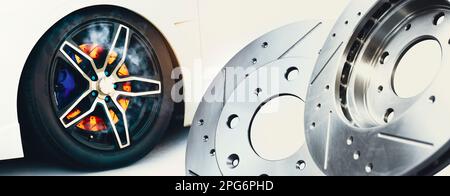 Die neuen metallischen Bremsscheiben des Fahrzeugs und die Bremsscheiben in den Rädern des Fahrzeugs verbrannt, Panoramabanner, Fahrzeugteile Konzept Stockfoto
