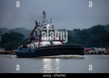 Ein Schlepper an einem frühen verregneten Morgen in Gamboa im Panamakanal, Republik Panama, Mittelamerika. Stockfoto