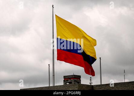 15. März 2023, Kolumbien, Bogotá: Die kolumbianische Flagge fliegt gegen einen bewölkten Himmel. Foto: Britta Pedersen/dpa Stockfoto