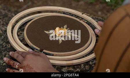 Bestickter Standring mit schönem Muster auf dem Stoff für die Arbeit mit der Nadel. Stockfoto