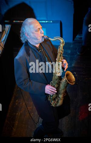 Saxophonist Dave Lewis tritt mit den Blockheads in den Acapela Studios, Pentyrch, März 2023 Stockfoto