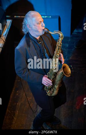 Saxophonist Dave Lewis tritt mit den Blockheads in den Acapela Studios, Pentyrch, März 2023 Stockfoto