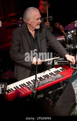 Mike Gallagher tritt mit den Blockheads in den Acapela Studios in Pentyrch auf, März 2023 Stockfoto