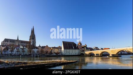 Blick über die Donau in Richtung Regensburger Dom und Steinbrücke in Regensburg, Bayern. Stockfoto