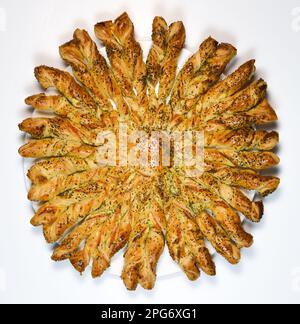 Sonnenrezept in Blätterteig mit geräuchertem Lachs und Boursin-Käse Stockfoto