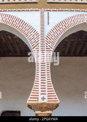 Abadia, Spanien - 5. März 2023: Sotofermoso-Palast Innenhof im Mudejar-Stil. Bogeneinheit, Abadia, Caceres, Spanien Stockfoto