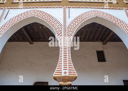 Abadia, Spanien - 5. März 2023: Sotofermoso-Palast Innenhof im Mudejar-Stil. Bögen, Abadia, Caceres, Spanien Stockfoto