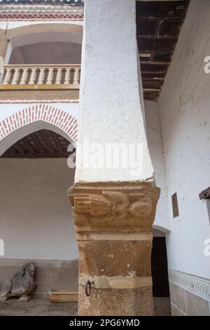 Abadia, Spanien - 5. März 2023: Sotofermoso-Palast Innenhof im Mudejar-Stil. Bogeneinheit, Abadia, Caceres, Spanien Stockfoto