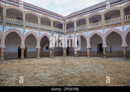 Abadia, Spanien - 5. März 2023: Sotofermoso-Palast Innenhof im Mudejar-Stil. Abadia, Caceres, Spanien Stockfoto