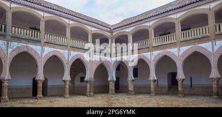 Abadia, Spanien - 5. März 2023: Sotofermoso-Palast Innenhof im Mudejar-Stil. Abadia, Caceres, Spanien Stockfoto