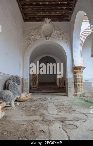 Abadia, Spanien - 5. März 2023: Sotofermoso-Palast Innenhof im Mudejar-Stil. Abadia, Caceres, Spanien Stockfoto